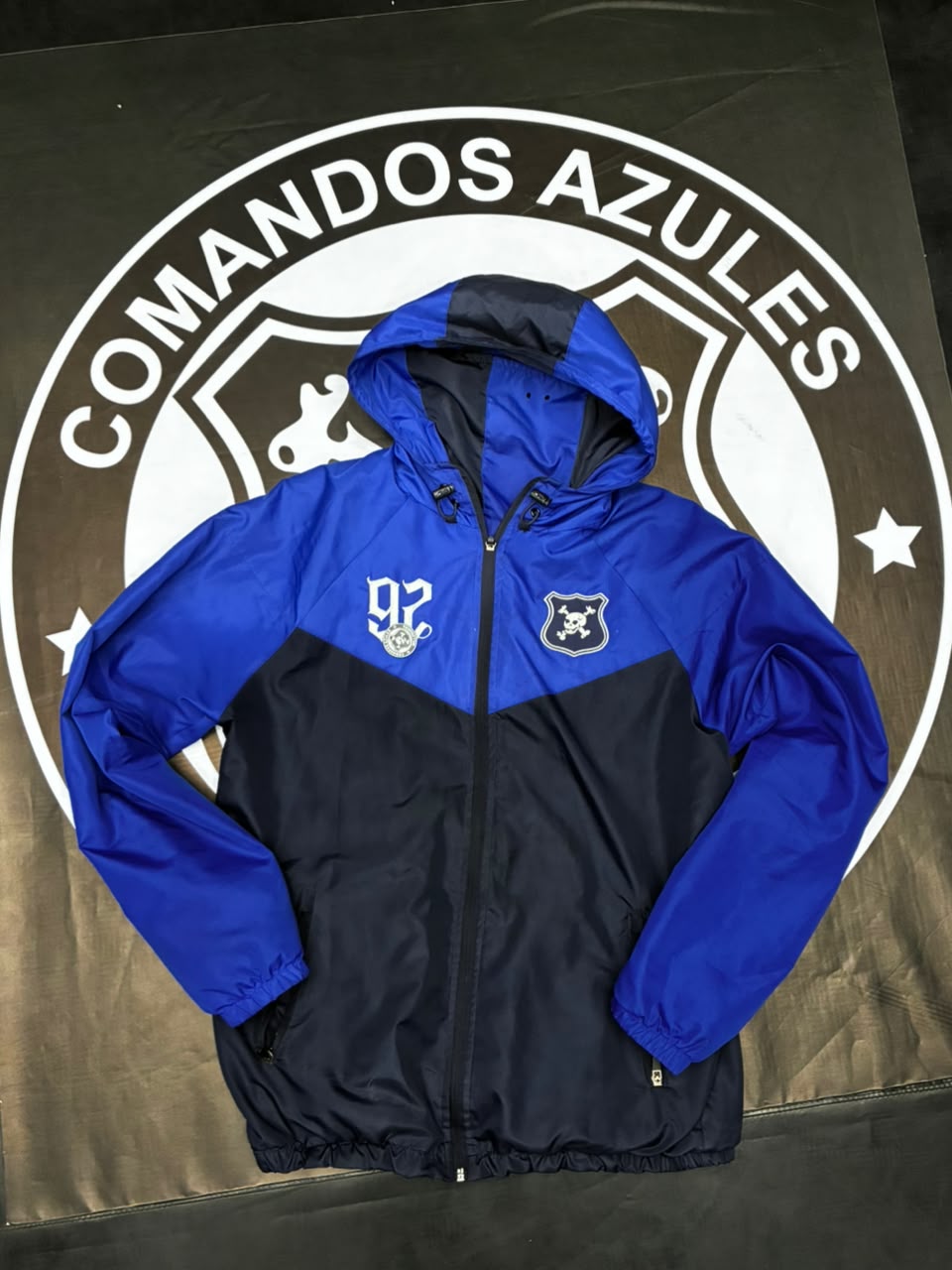 Chaqueta Hooligan Comandos Azules 2026 – Cubre Rostros